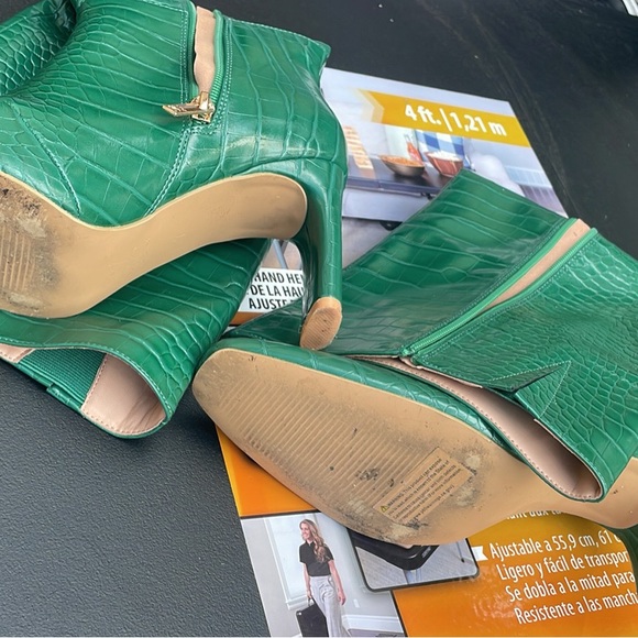 Green Tall Boots
They fall just under the knee height - Picture 2 of 4